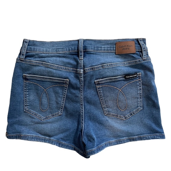 Calvin Klein Denim Shorts - Ladies - Classic Denim - Size 8 - Picture 2 of 3